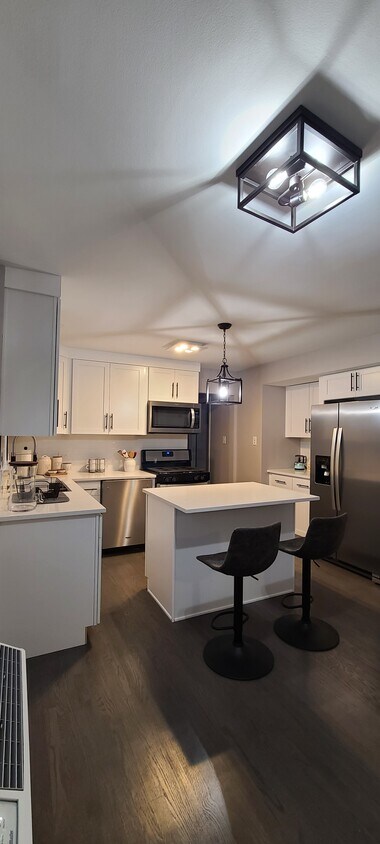 Foto principal - 8362 W Summerdale Ave