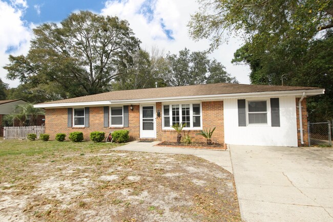 Building Photo - Central Niceville Location with a pool.