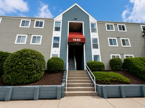 Building Photo - 1440 Seneca Dr