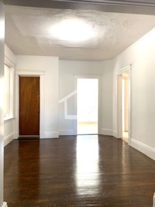 Building Photo - 5/1 NO FEE! 2BR on a quiet street near Fen...
