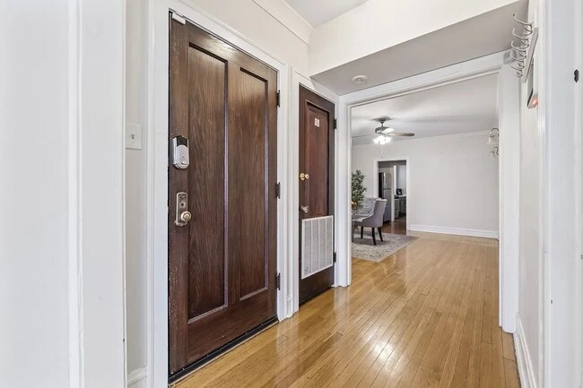 Foto del edificio - 6444 N Washtenaw Ave