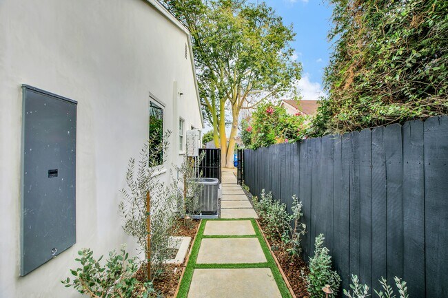 Foto del edificio - 2723 Burkshire Ave