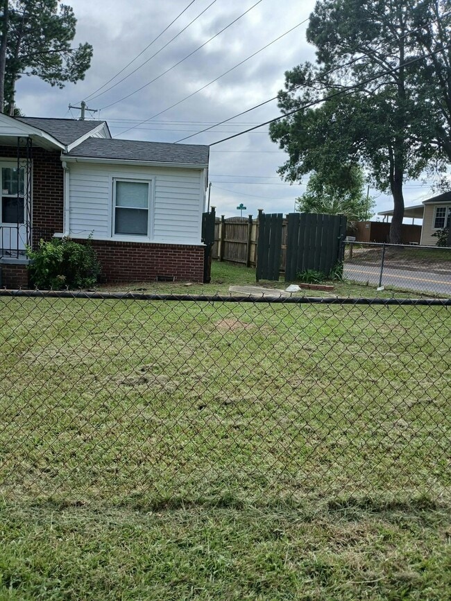 Building Photo - 3602 Rose Dr