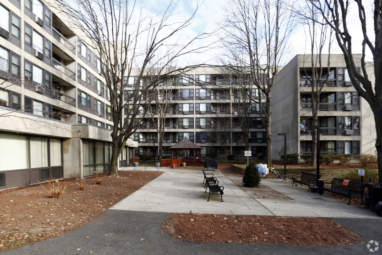 Foto del edificio - Daniel F Burns Apartments
