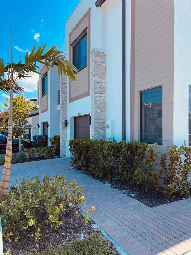 Foto del edificio - 20882 NE 7th Pl
