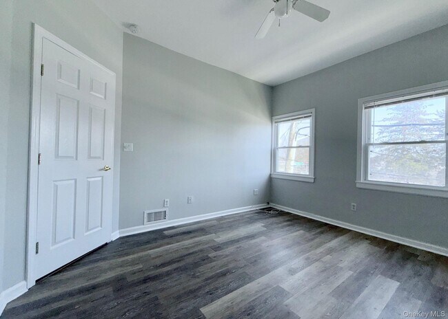 Foto del edificio - 142 W Boston Post Rd