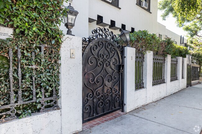 Puerta principal - 8214 Norton Ave