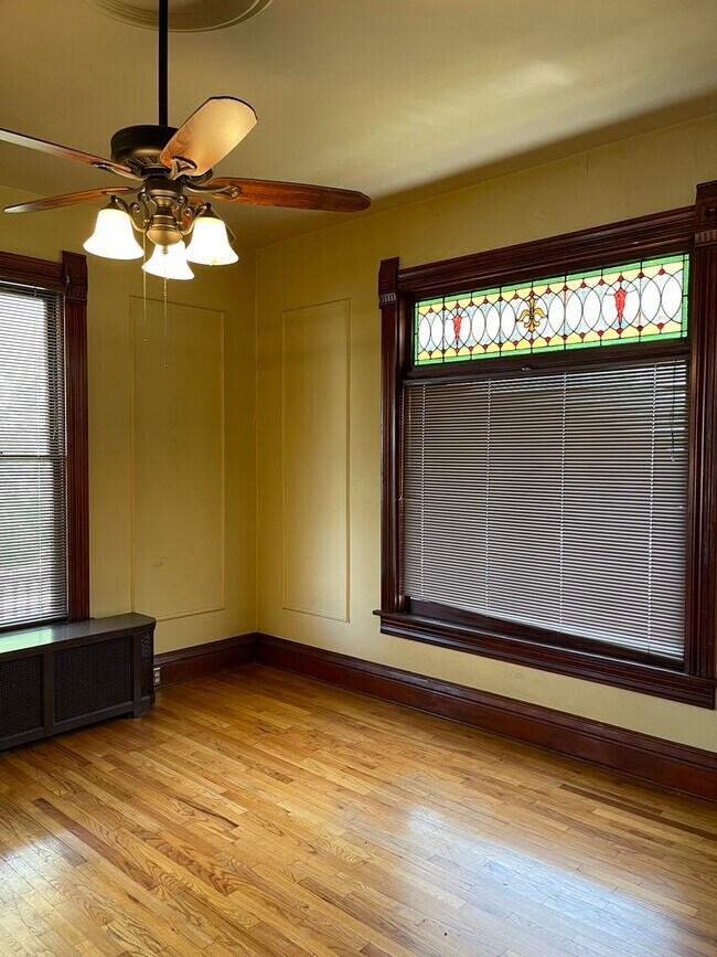 Foto del edificio - 320 E Jefferson St