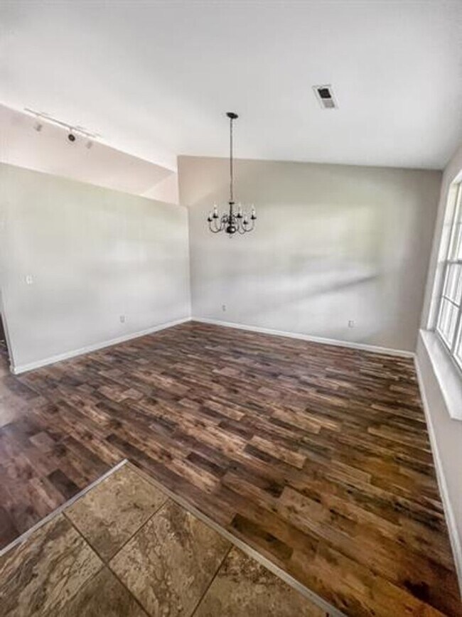 Building Photo - 303 Stone Briar Lane