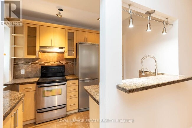 Photo du bâtiment - 922-922 Bathurst St