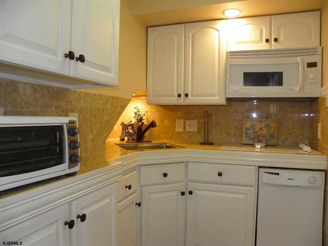 Building Photo - 425 N Kenyon Ave