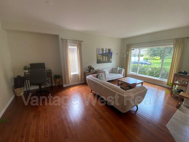 Photo du bâtiment - 445-445 Yates Rd