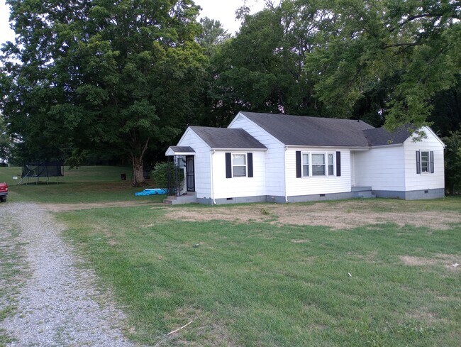 4 bedroom house with large yard and 2 car garage - 942 Power St