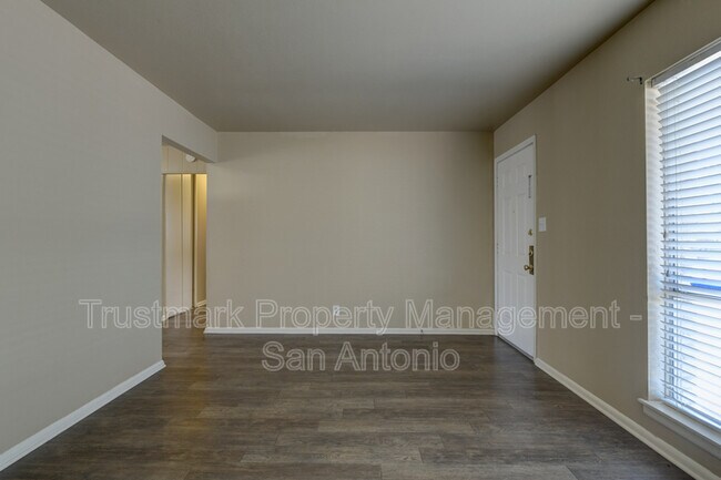 Foto del edificio - 210 Lost Forest St