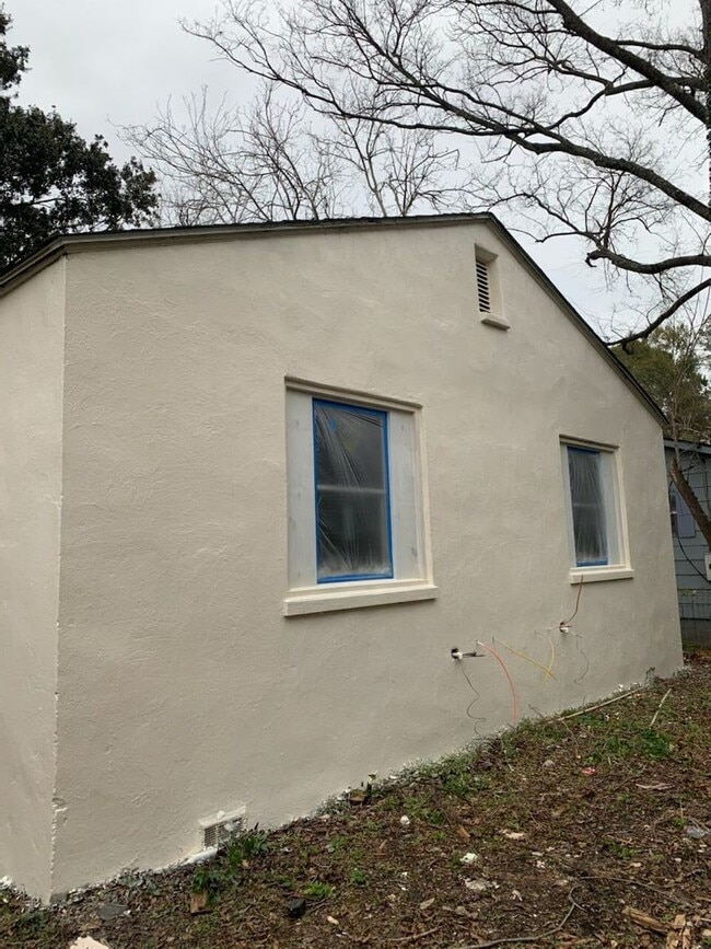 Building Photo - 1819 English St