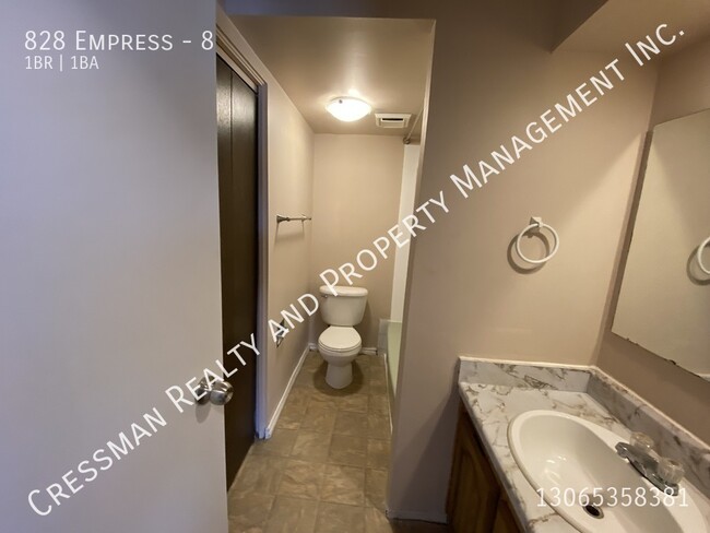 Building Photo - 1 bed 1 bath APARTMENT located in Rosemont...