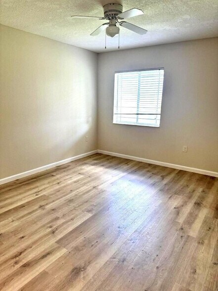 Foto principal - 251 SW Palm Dr