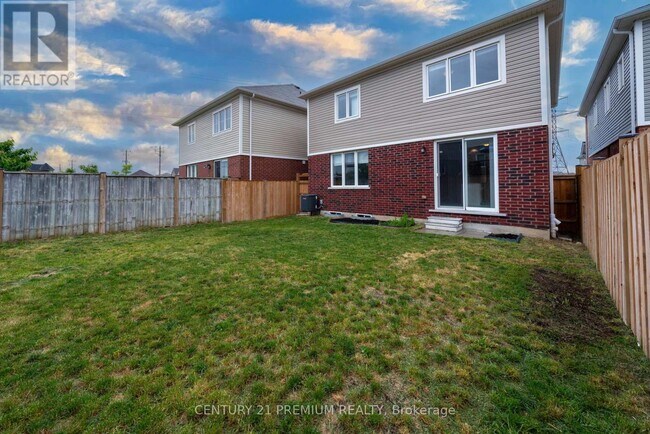 Building Photo - 685 Doon S Dr