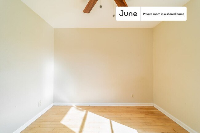 Building Photo - Private bedroom in 4 bed/3 bath Home