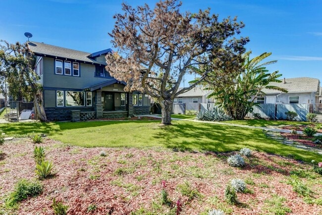 Building Photo - 1048 E 5th St