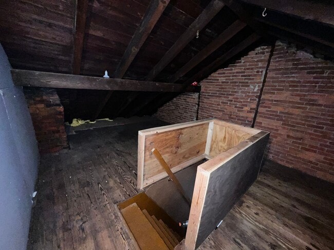 Building Photo - 2 bed 1 bath freshly renovated