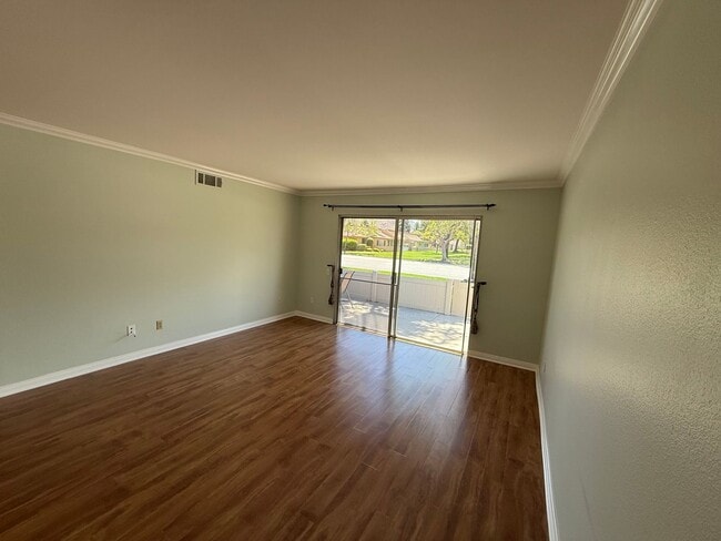 Building Photo - Walking Distance to the Center of Leisure Village
