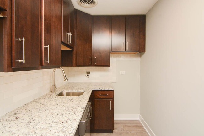 Building Photo - 448 W Barry Ave