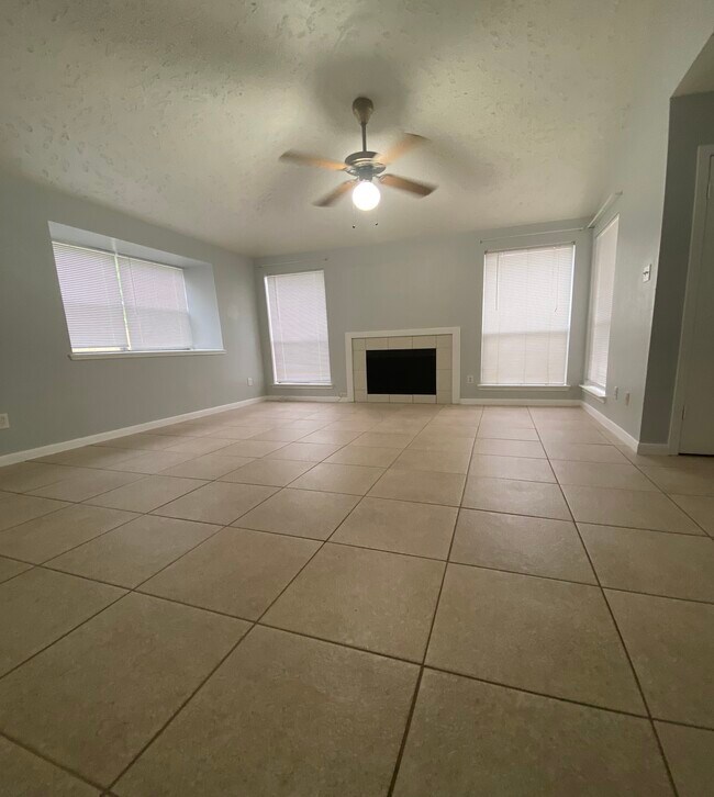 Foto del edificio - 7842 Winehill Ln