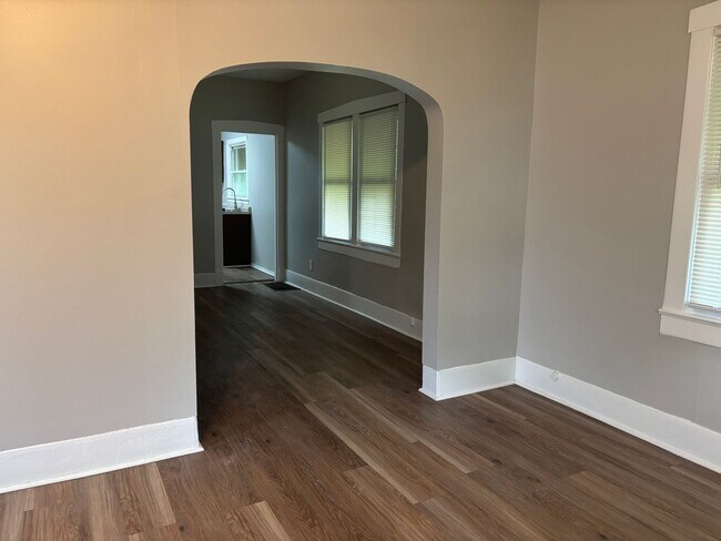 Foto del edificio - Charming 2BR/1BA Home with Modern Updates ...