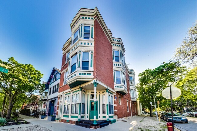Building Photo - 2835 N Racine Ave