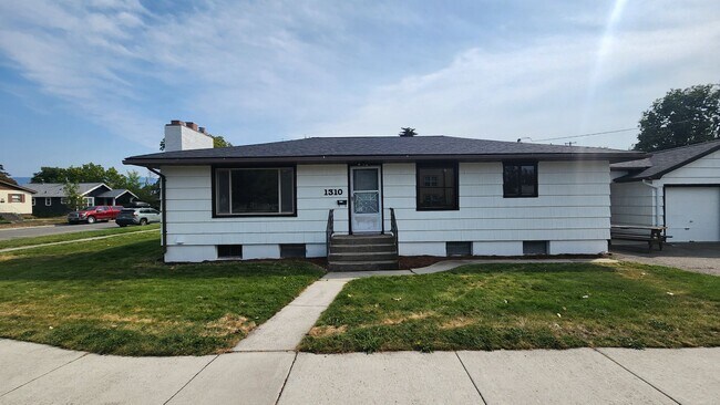 Foto del edificio - Beautiful Four Bedroom House with Dogs Considered *Move-in Bonus: First Month's Prorated Rent Free*