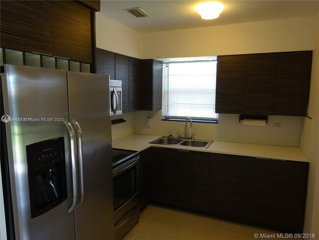 Building Photo - 2631 Alcazar Dr