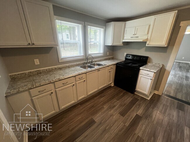 Foto del edificio - Recently Remodeled 3 Bedroom Home with Large Backyard and Covered Front Porch