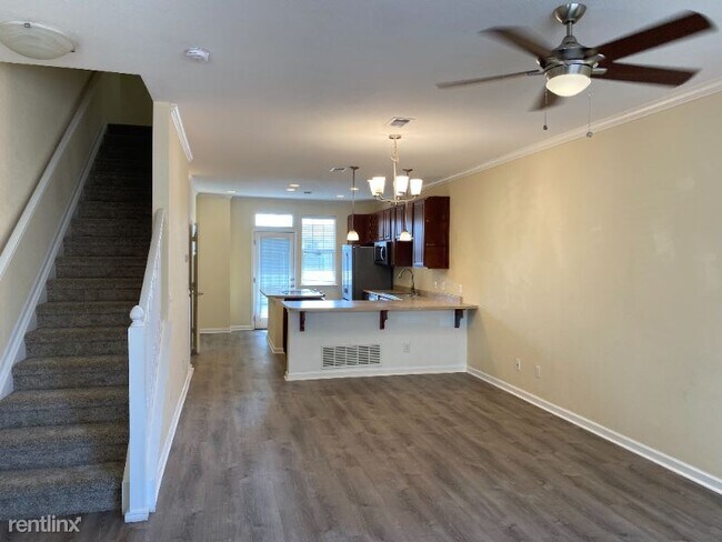 Building Photo - 3 br, 2.5 bath Townhome - 12812 King Street