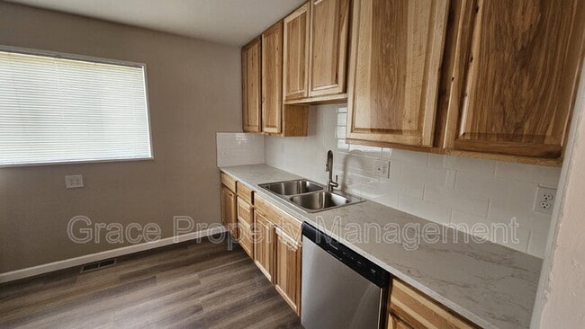 Foto del edificio - 7855 Kenwood St
