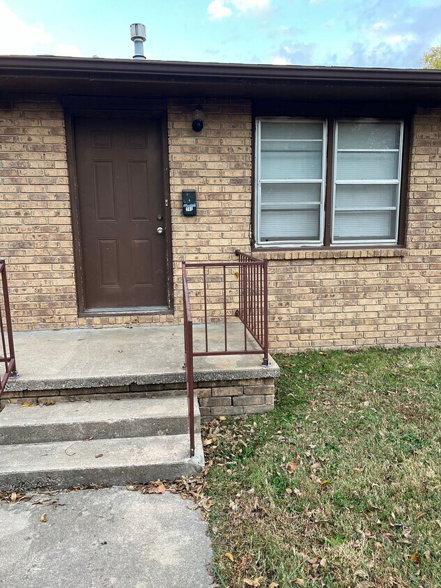 Foto principal - 2 bedrooms, 1 bath duplex