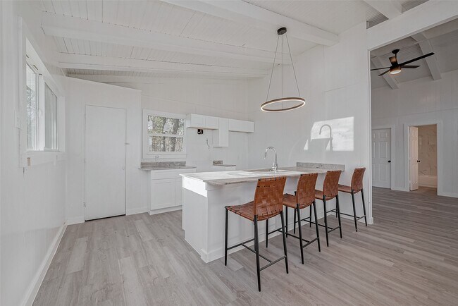 Foto del edificio - 492 Trinity Rd