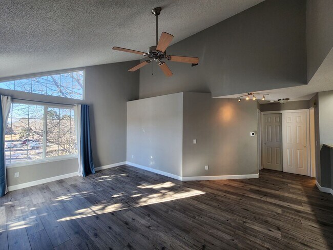 Building Photo - Stunning 1 Bed 1 Bath In Perfect Locations!