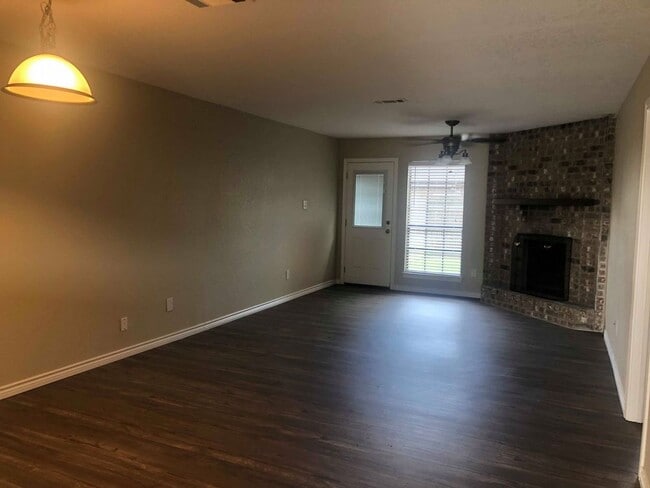 Building Photo - 1/1 in Groves PNGISD Garden Home