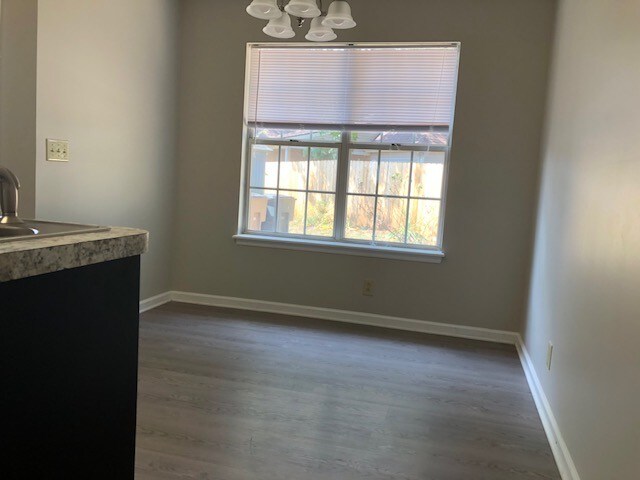 Building Photo - 605 N Stonegate Ct