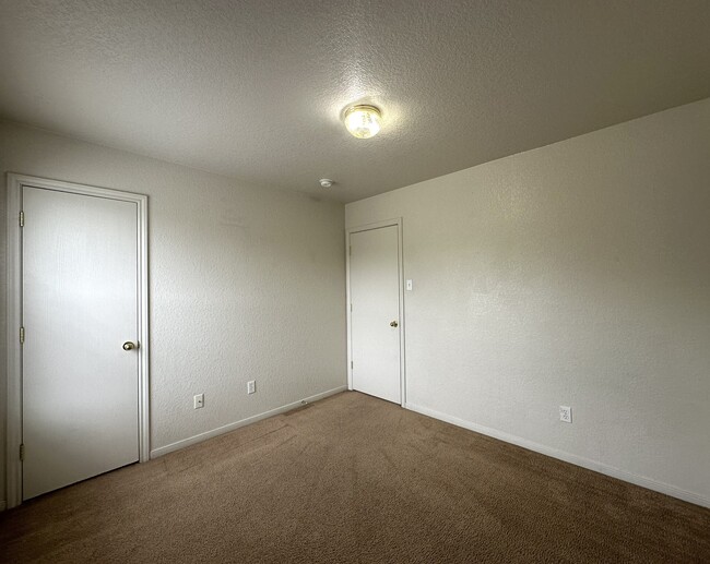 Building Photo - 4210 Primrose Dr