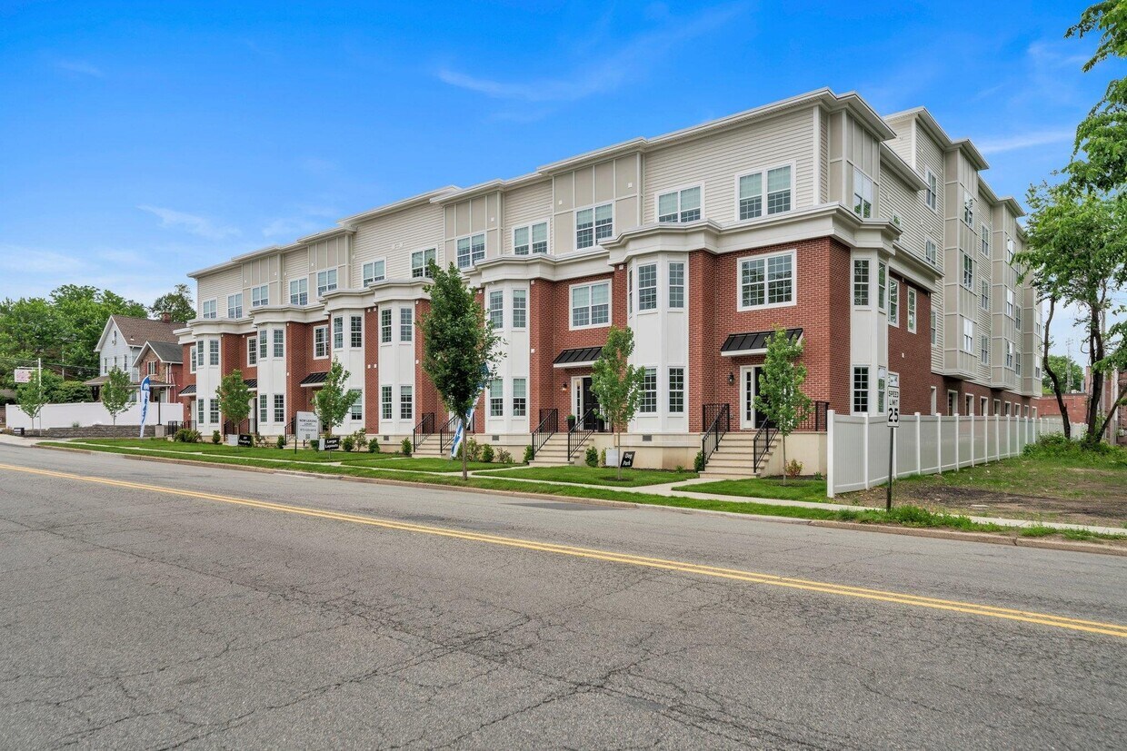 Foto principal - 70 RIDGEDALE Ave