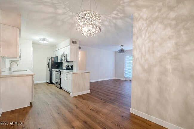 Foto del edificio - 5995 N 78th St