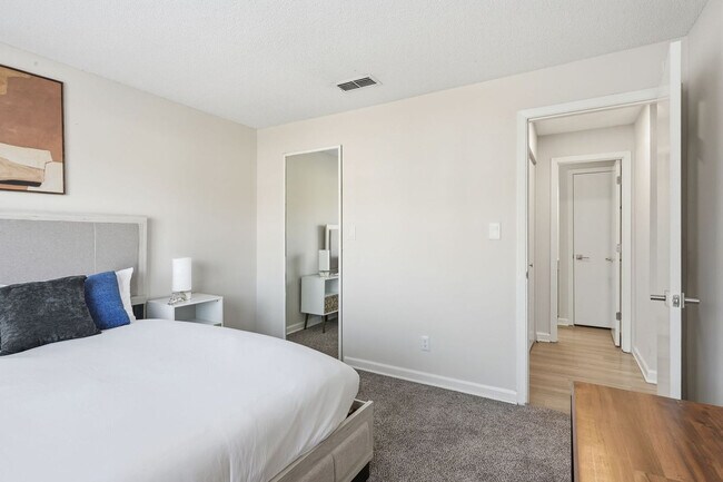Foto del edificio - 2301 Deer Path Cir