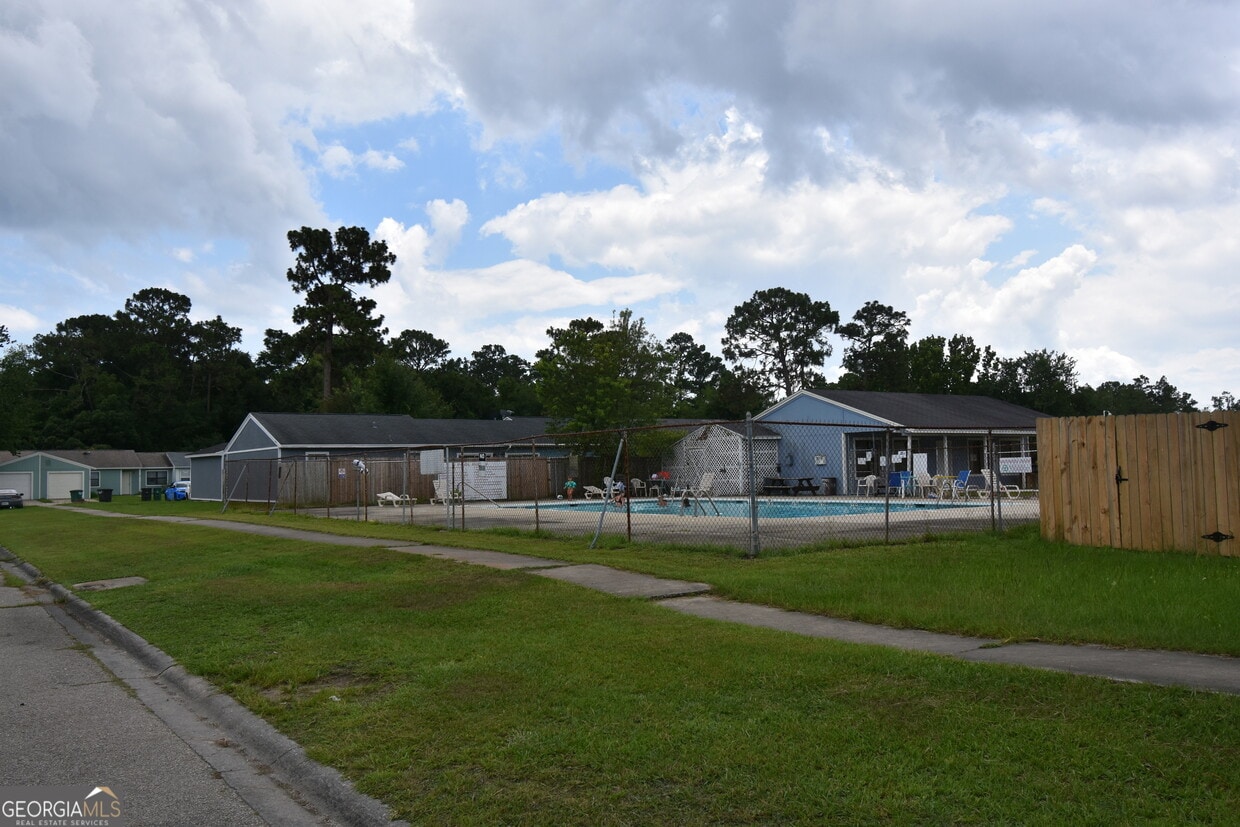 Primary Photo - 556 Chateau Cir