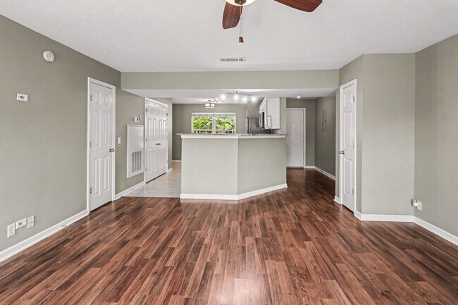 Foto del edificio - Charming Townhome near Percy Priest