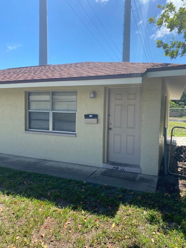 Foto principal - 2 BEDROOM, 1 BATH APARTMENT HOME - PINELLAS PARK