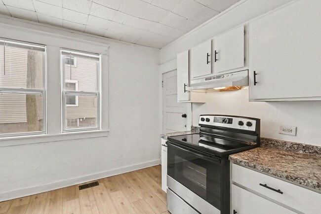 Building Photo - 811 Larned St