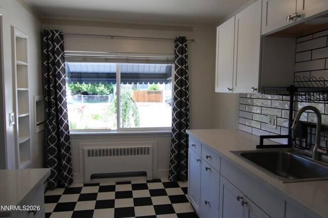Foto del edificio - 1070 Kirman Ave