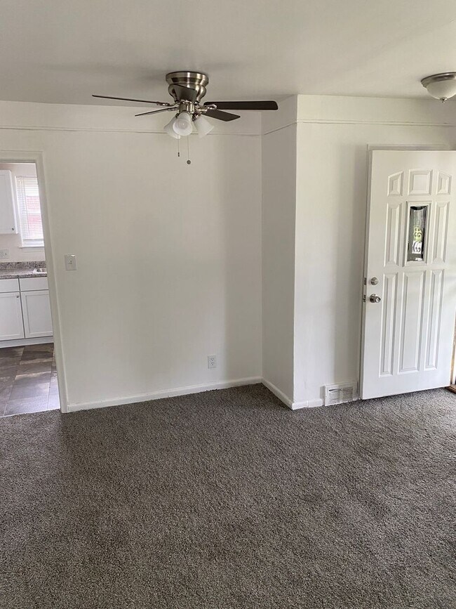Foto del edificio - Freshly painted 3 bedroom, 1 1/2bath ranch...